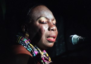 SINGER NINA SIMONE AT THE CANCER RESEARCH CAMPAIGN'S GALA HALLOWEEN BAL, AT THE HILTON HOTEL, PARK LANE IN LONDON.