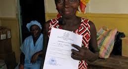 Isata Konneh shows off her certificate of good health © UNICEF Sierra Leone/2014/Dunlop