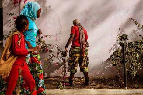 Dieynaba Sidibe ‘bombs’ a wall at the Africulturban Centre in Pikine. (Photo: Ricci Shryock/ONE)