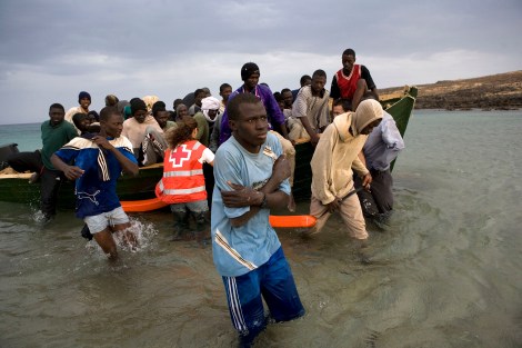 A would-be inmigrants arrive at the beach of El Matorral in Spain«s canary island of Fuerteventura , November 15, 2006.Some 38 would-be inmigrants were intercepted aboard a makeshift boat on their way to reach European soil from Africa , according to authorities.REUTERS/Juan Medina ( Spain )