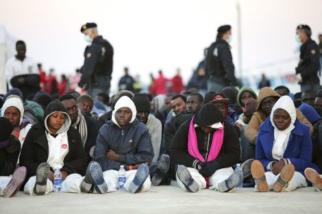 Migrants rest after they disembarked in the Sicilian harbour of Augusta, April 16, 2015. Italian police arrested 15 African men suspected of throwing about a dozen Christians from a migrant boat in the Mediterranean on Thursday, as the crisis off southern Italy intensified. REUTERS/Antonio Parrinello
