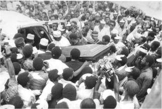 Mourners gather around the coffin of assassinated Nigerian journalist, Dele Giwa
