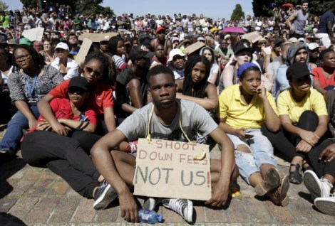 Students sit in protest during a mass demonstration on the steps of Jameson Hall at the University of Cape Town, October 22, 2015. South Africa's President Jacob Zuma said he will meet student leaders and university authorities to discuss planned hikes in tuition fees that have sparked a week of nationwide protests, some of which have turned violent. REUTERS/Mark Wessels