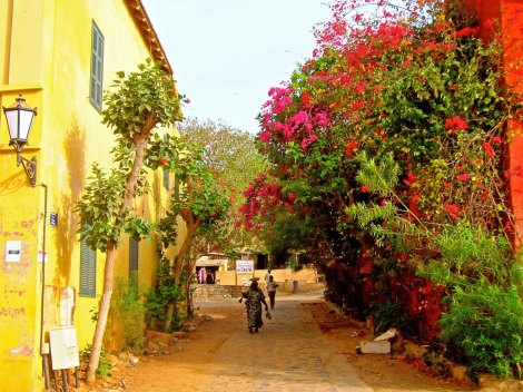 STREET IN GORÉE - TOWN WITHOUT CARS / MICKAËL T, FLICKR,