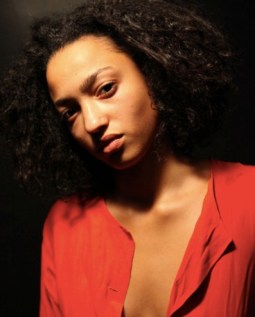 Nigerien actress Magaajyia Silberfeld plays young Tiyaa, a member of a prestigious aristocratic family. 